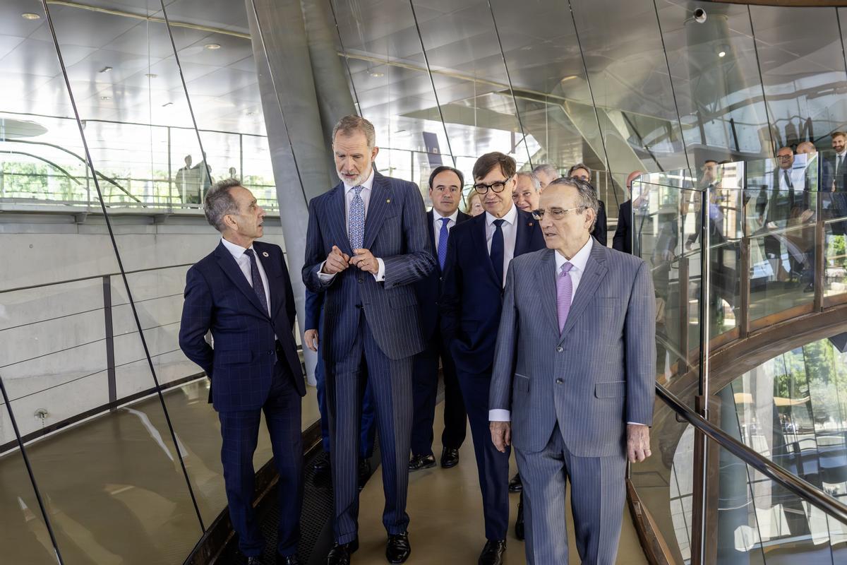 El Rey Felipe VI junto a Javier Moll, presidente de Prensa Ibérica a su llegada al Foro Económico y Social del Mediterraneo. El Rey Felipe VI junto a Javier Moll, presidente de Prensa Ibérica a su llegada al Foro Económico y Social del Mediterraneo.