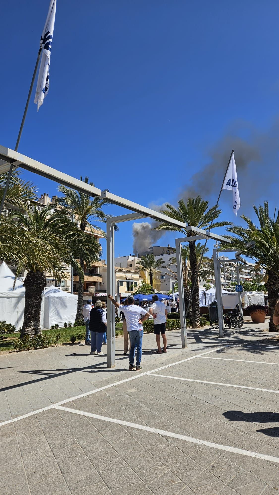 Susto en primera línea del Port d'Alcúdia por el incendio en un hostal el día de la Fira de la Sípia