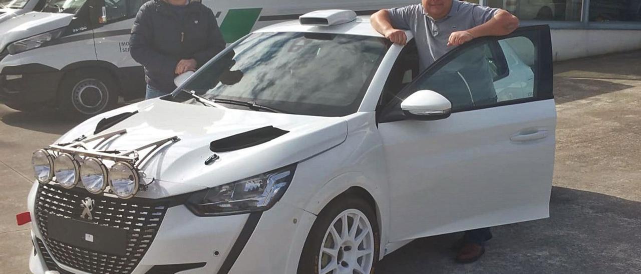 El piloto teldense Manu Naranjo, a la derecha, con su nuevo Peugeot 208 Rally4. | | LP/DLP