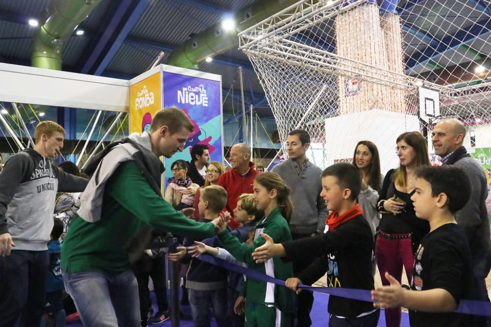 La plantilla del Unicaja visita la muestra en su inauguración, con Joan Plaza a la cabeza.