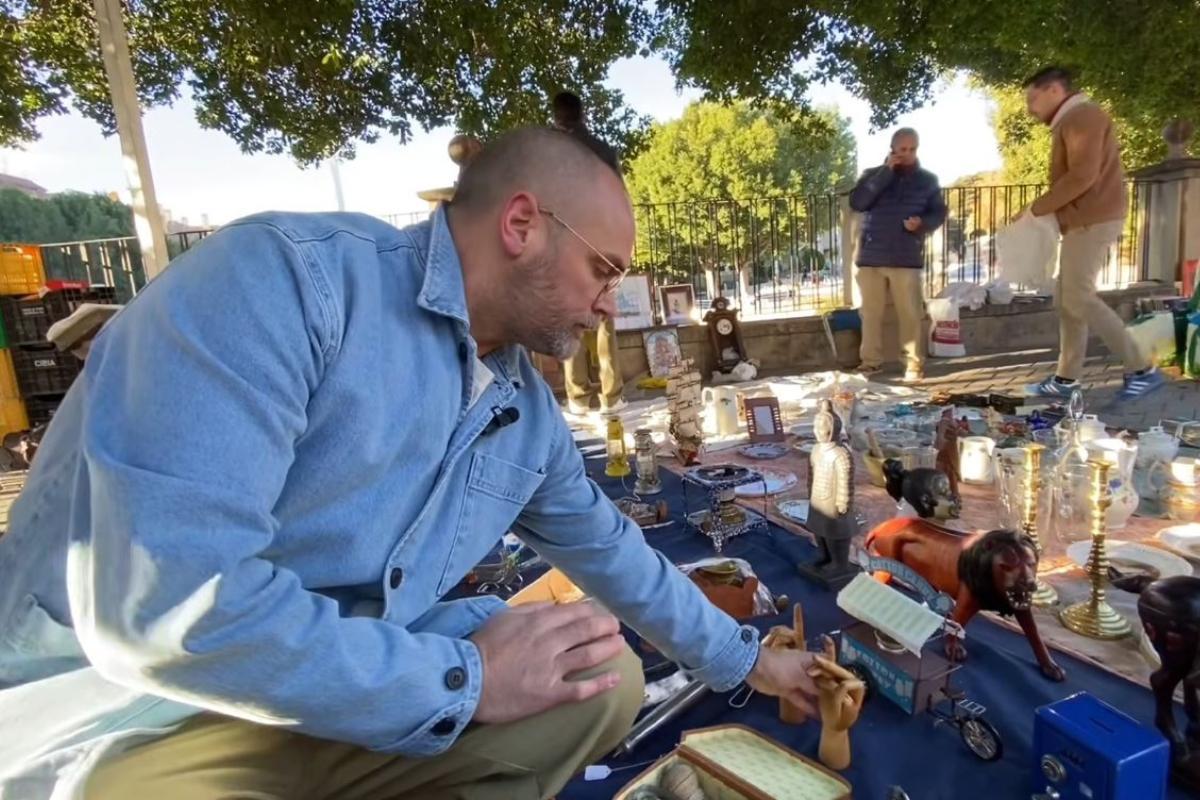Uno de los protagonistas del vídeo visita el rastro de Murcia.