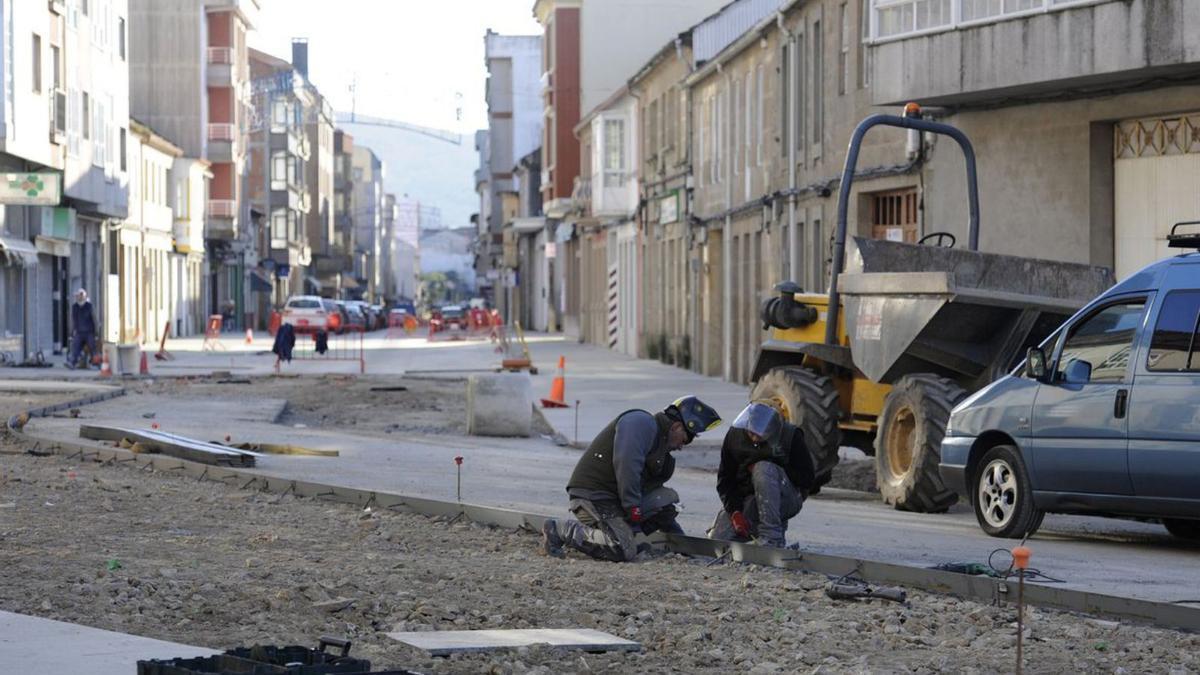 Obreros, ayer, en la parte final de la calle Progreso. // Bernabé/Javier Lalín