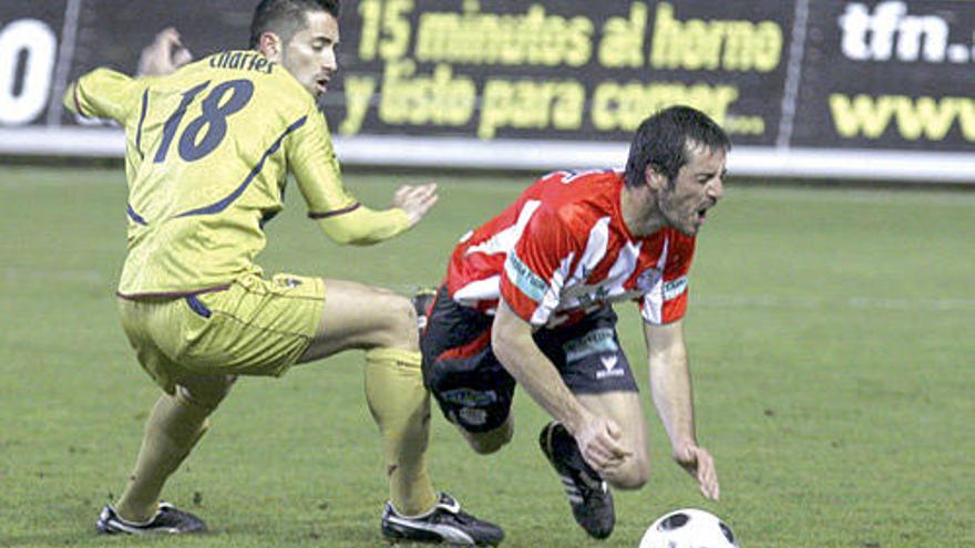 Un jugador del Zamora se cae ante la presencia de Charles.