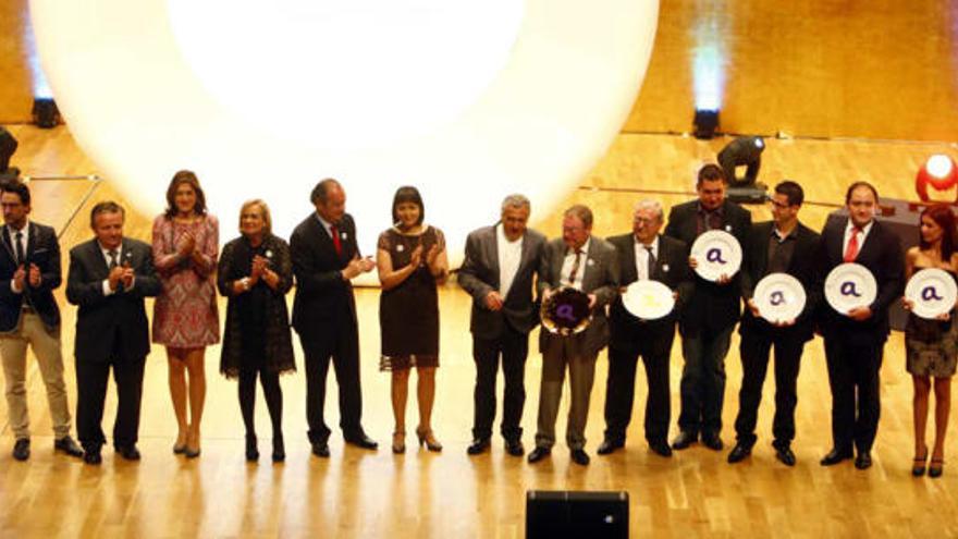 Los encargados de entregar los premios y los galardonados posan en el escenario del Auditorio Provincial.