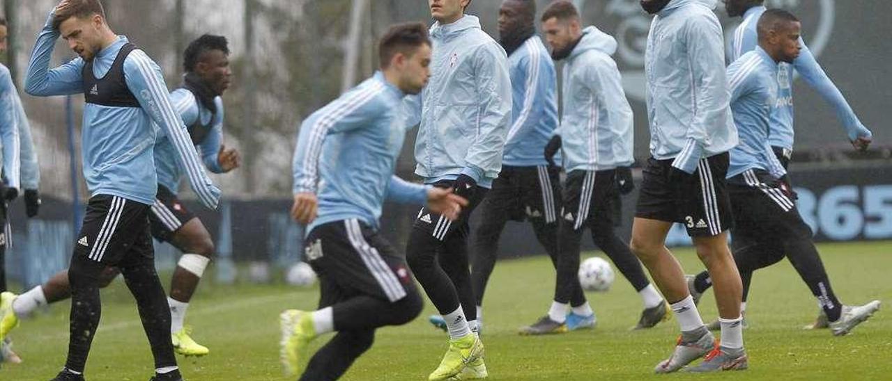 Denis Suárez, en el centro, durante el entrenamiento celebrado ayer en el campo de A Madroa. // Ricardo Grobas