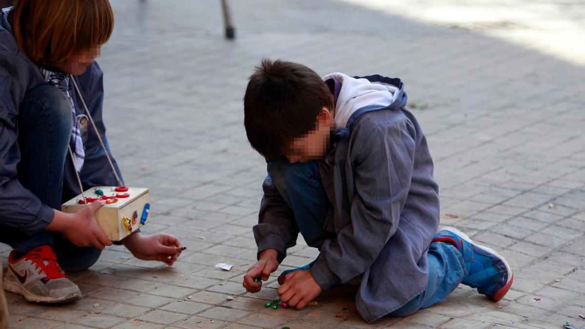 Dos niños encienden varios petardos en Fallas
