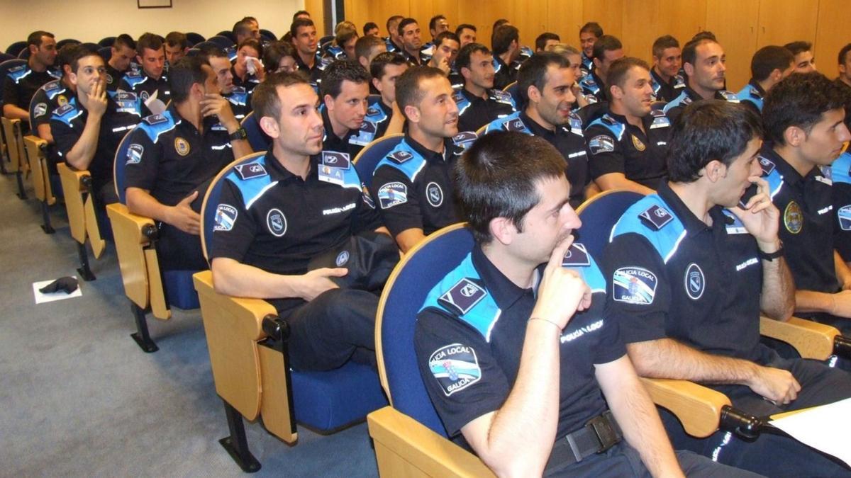 Agentes de la Policía Local de formándose en la Agasp.
