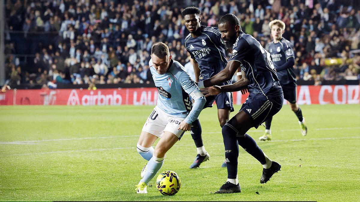Aspas controla un balón ante Rudiger y Tchouameni en la reciente visita del Real Madrid a Balaídos.