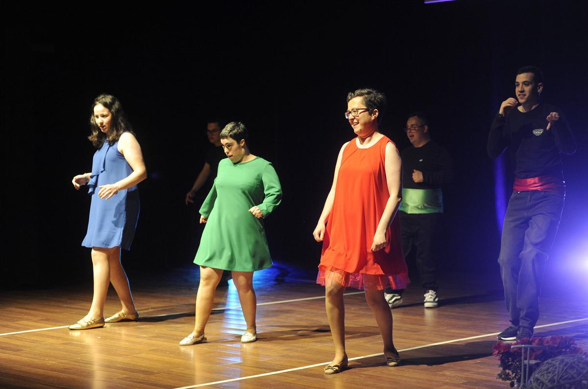 Uno de los pases de moda sobre el escenario del Salón Teatro.