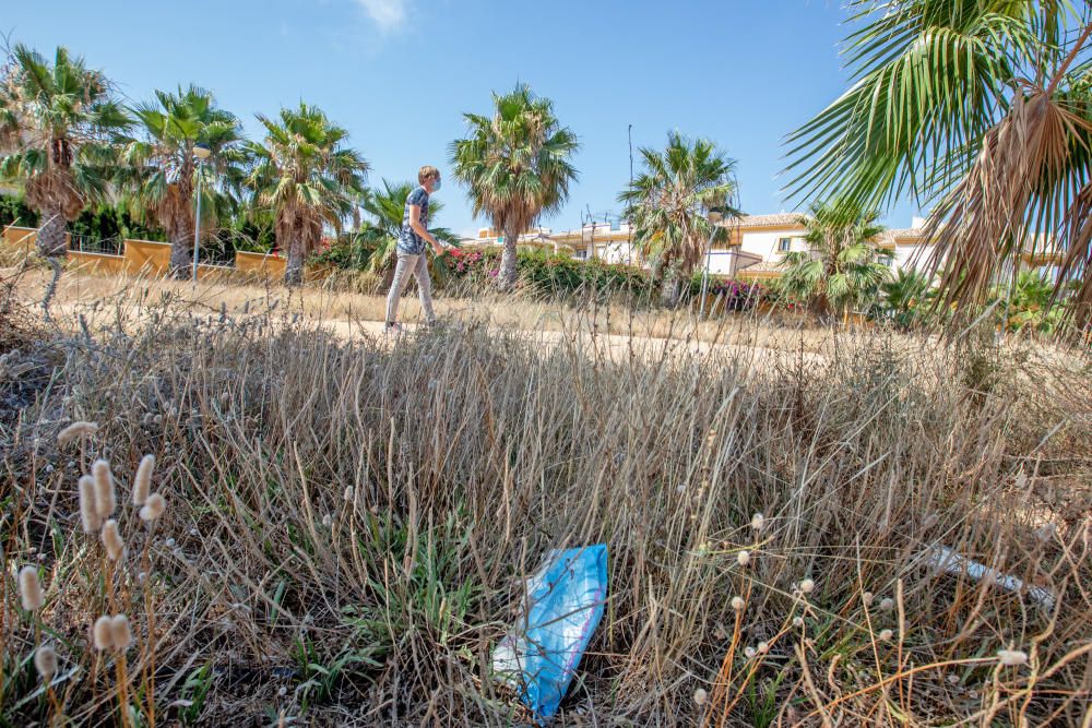 Residentes y turistas denuncian el abandono de las urbanizaciones del litoral con calles llenas de podas y escombros, maleza sin control y viales con socavones. Critican la inseguridad por la falta de