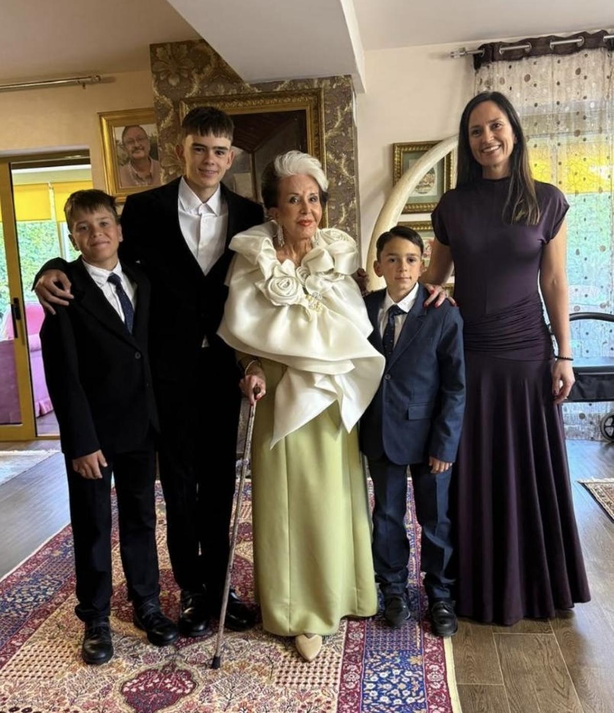 Marisa Marín y su hija Elia Monzonis con Juan, Martín y Carlos Amo