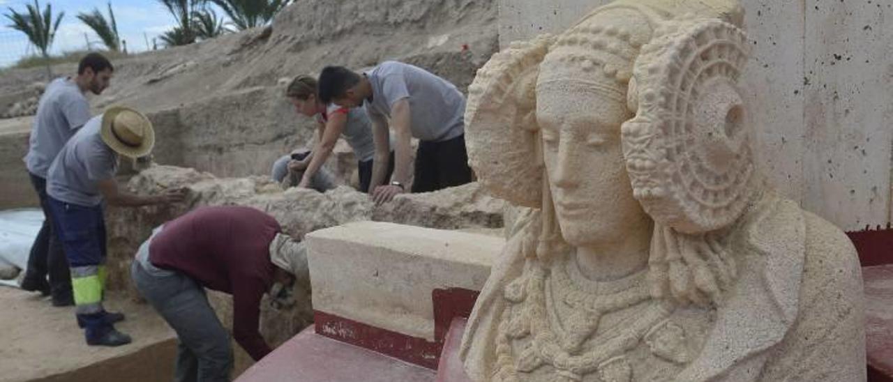 Una réplica de la Dama de Elche que se encuentra en el lugar del yacimiento arqueológico ilicitano en el que fue encontrada.