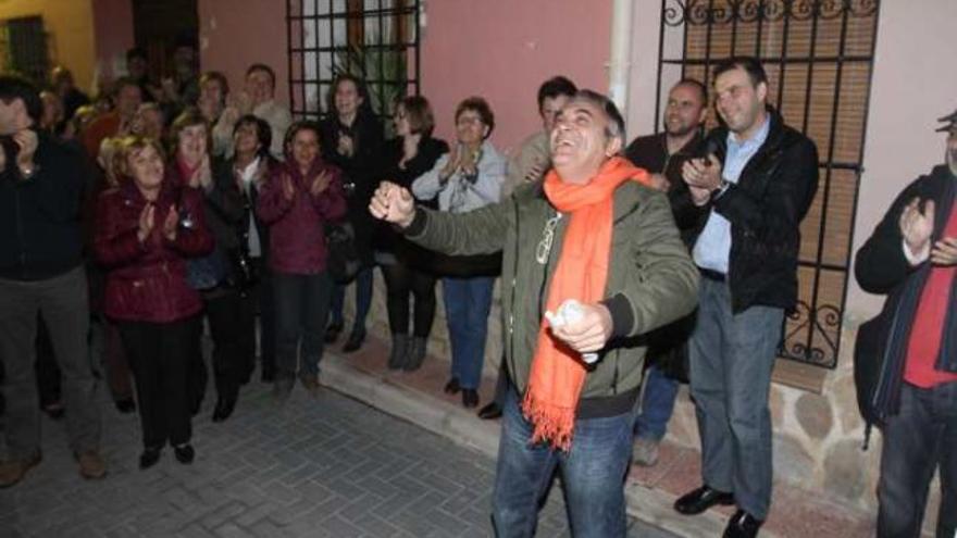 En el homenaje se recitaron versos del maestro a las puertas de su casa natal.