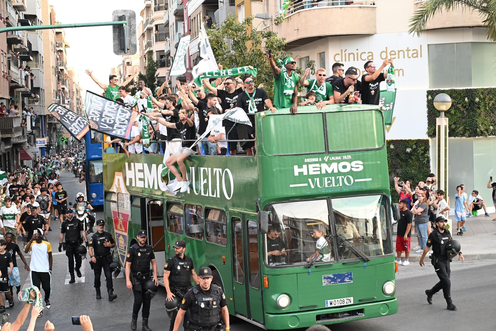 El Elche CF celebra el ascenso a Primera con una rúa en autobús hasta la Plaça de Baix