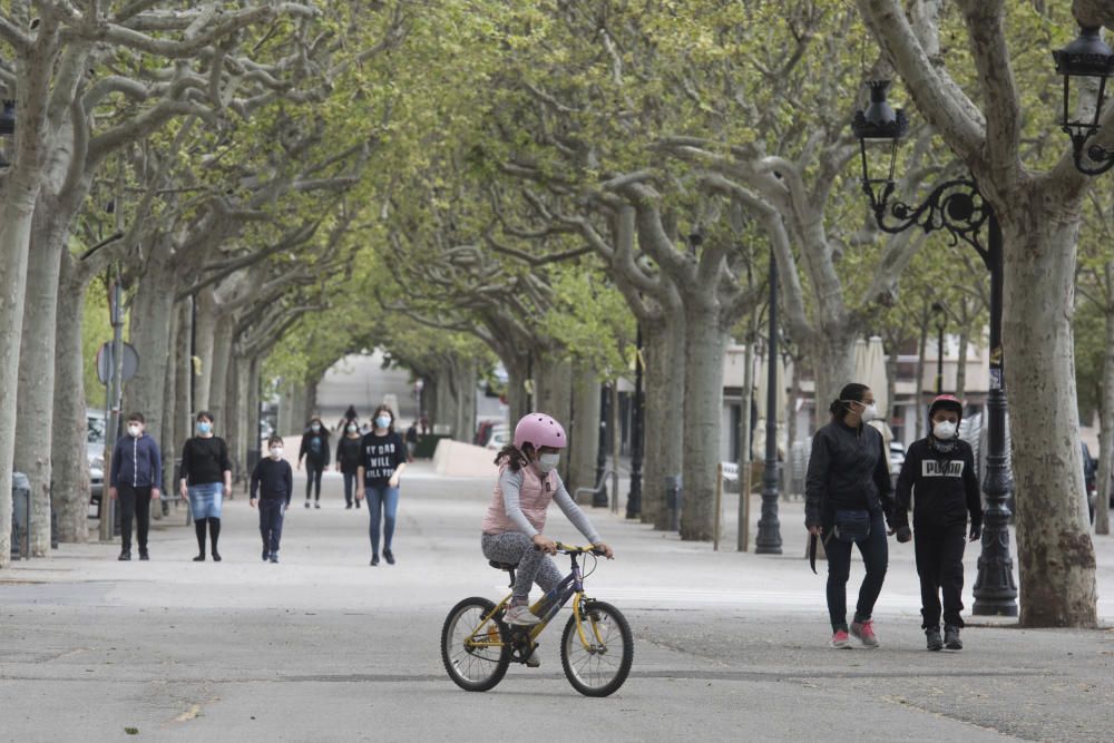 Els menors de 14 anys poden sortir a passejar una hora al dia acompanyats d''un adult