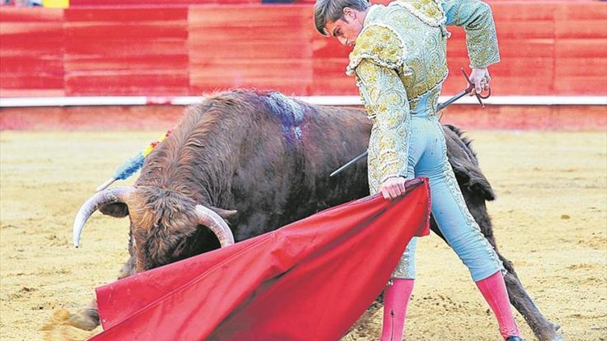 Tibio arranque de la Feria de Fallas en el debut ganadero de Daniel Ramos