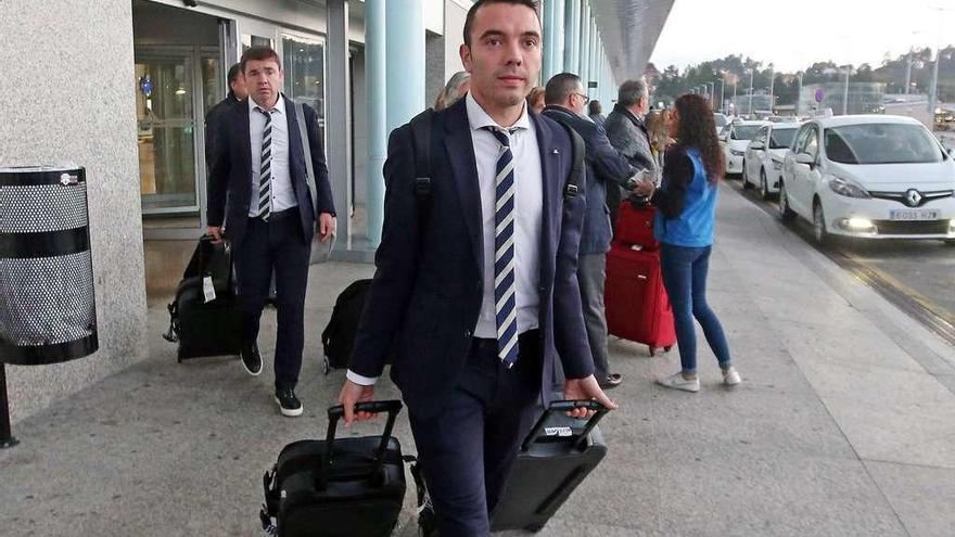 Iago Aspas sale de la terminal de Peinador, ayer, seguido del segundo entrenador, Ernesto Marcucci. // Marta G.Brea