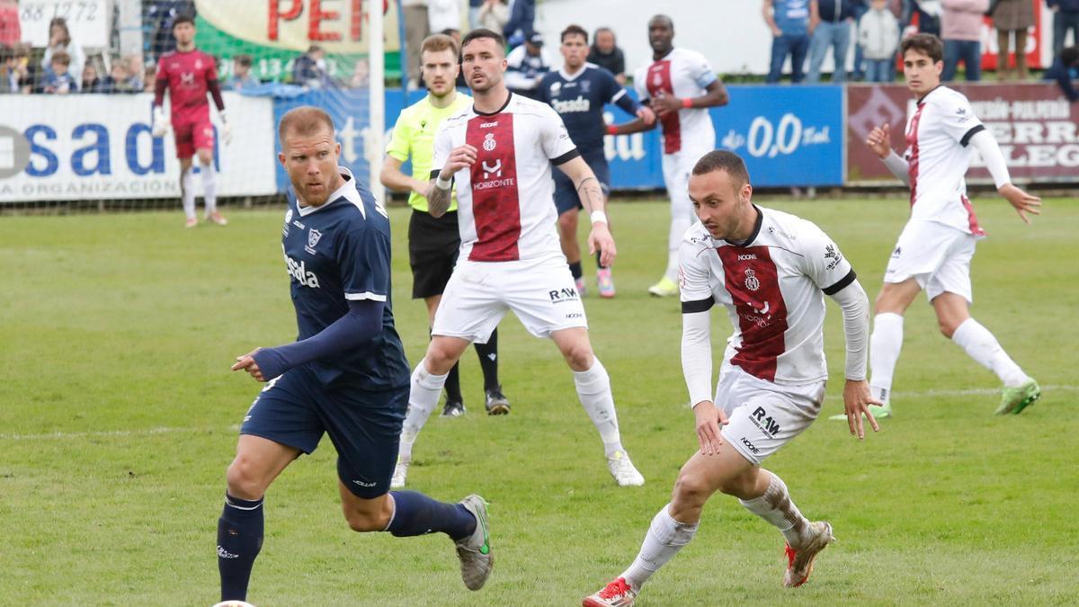 Morcillo conduce la pelota en el último Marino-Avilés