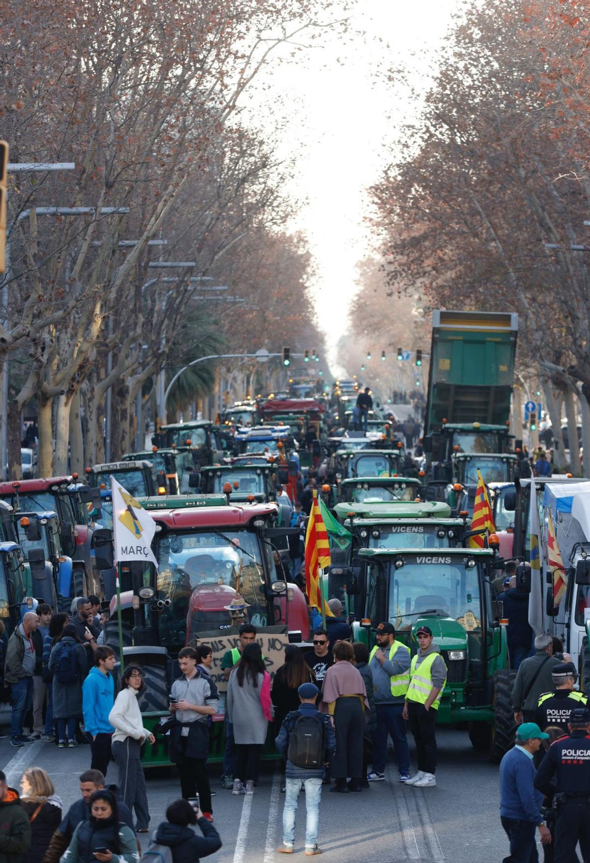 Los tractores circulan por las calles de Barcelona