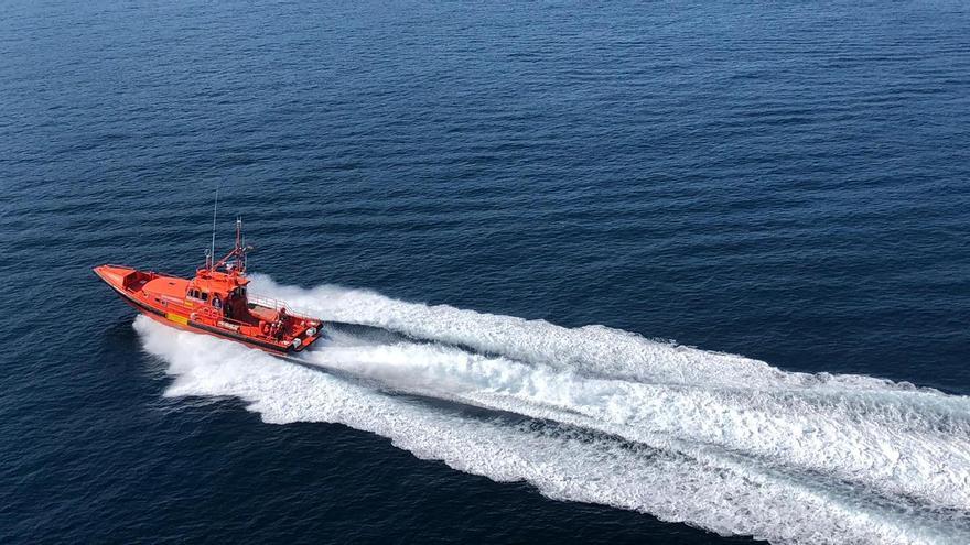 Una Salvamar de Salvament Marítim durant la recerca del pescador