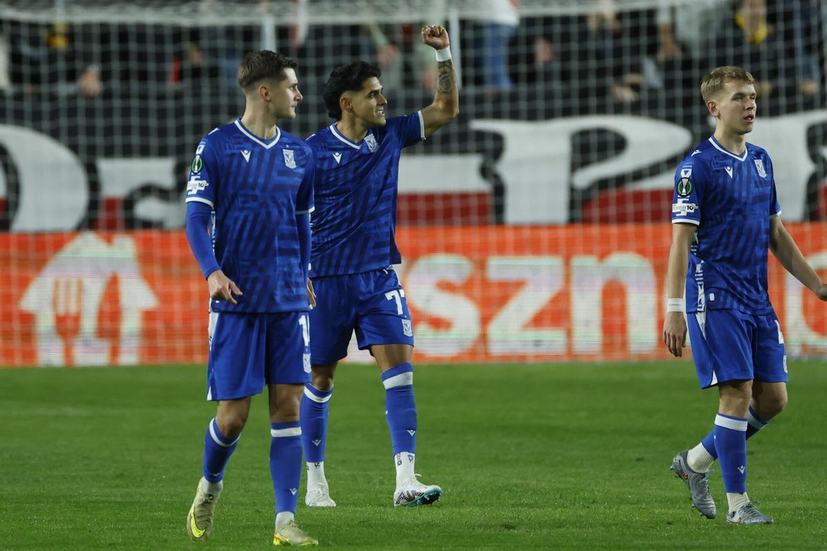 MADRID, 06/11/2025.- El hondureño del Lech Poznan Luis Palma (c) celebra el primer gol del partido de Liga Conferencia que Rayo Vallecano y Lech Poznan disputan este jueves en el estadio de Vallecas. EFE/Juanjo Martín