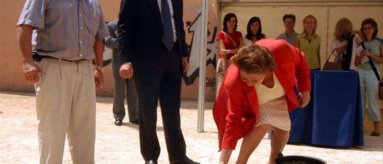 Rita Barberá y Jorge Bellver durante el acto de la primera piedra de una promoción de VPO en la Plaza Pere Borrego de València.