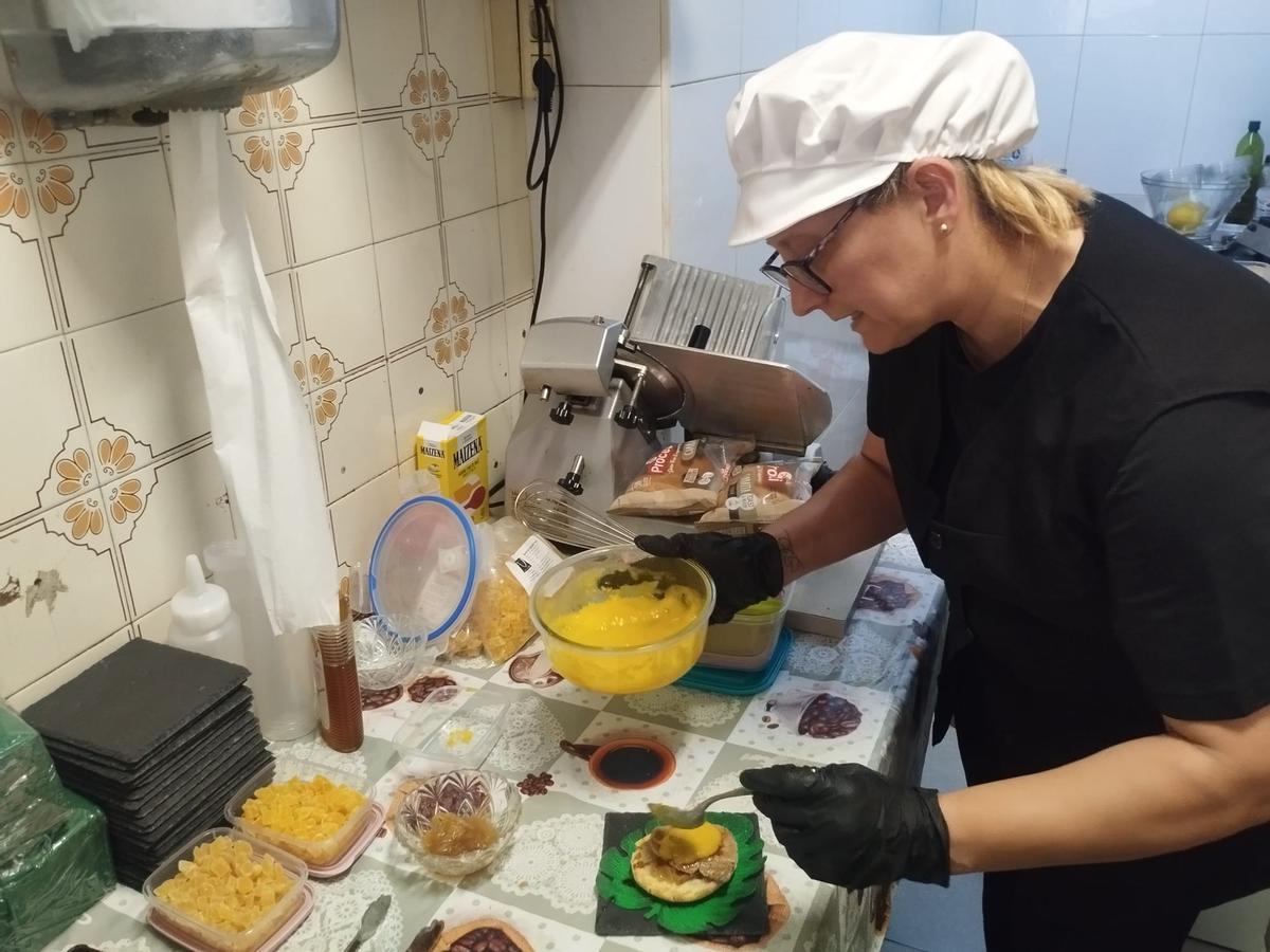 Marta Ameigidez de la vinoteca Acebos prepara el pincho "Man-kai".