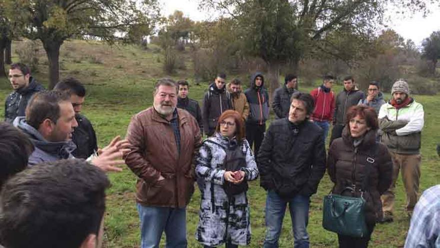 Alumnos y profesores del &quot;Alfonso IX&quot; durante la visita a Carbajales.