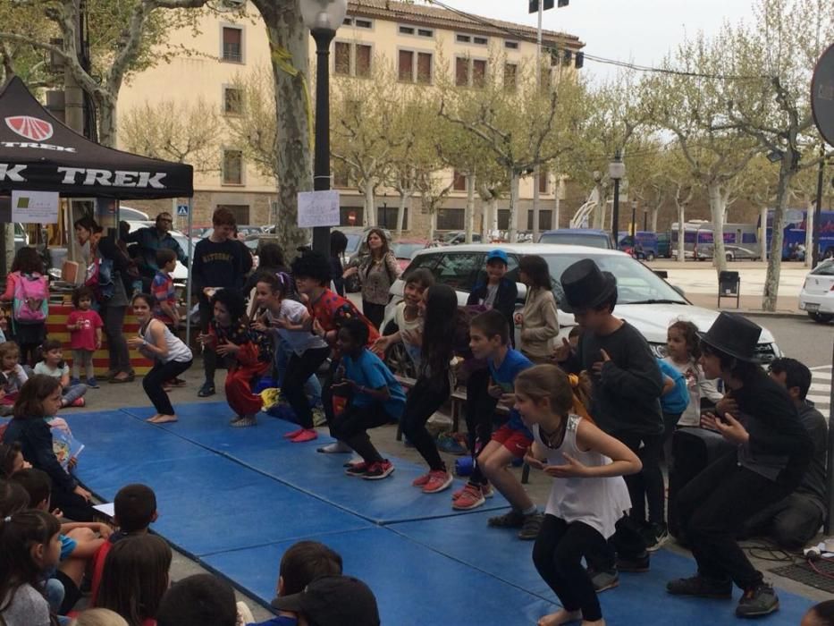 Alumnes fent la tòmbola de Sant Jordi