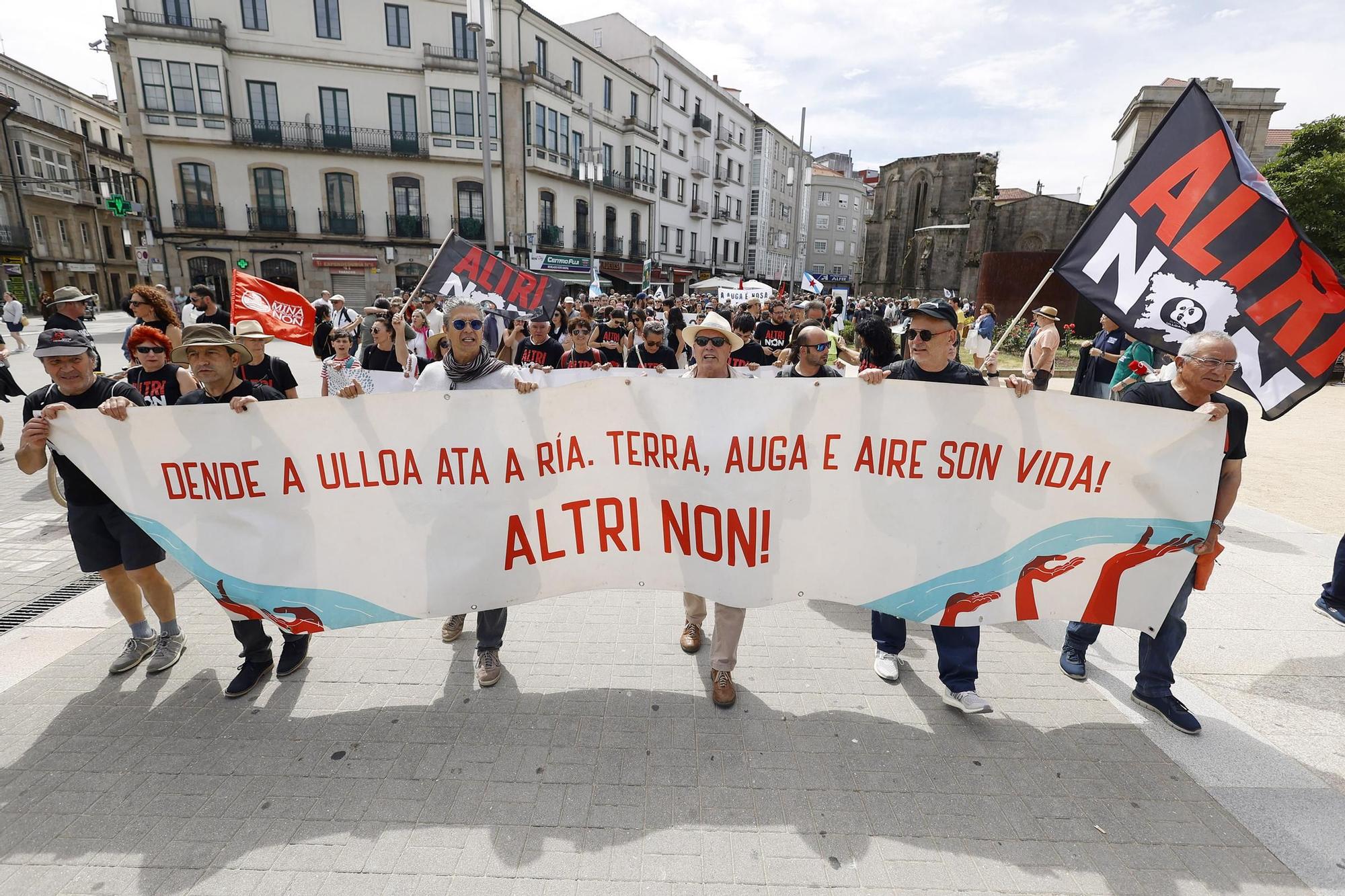 Miles de gallegos marchan de Pontevedra hasta Lourizán en protesta por las celulosas de Ence y Altri