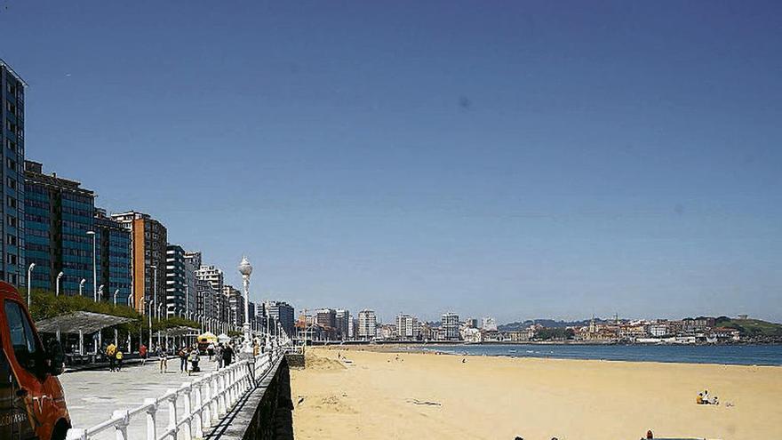 Una de las máquinas trabajando ayer en la playa de San Lorenzo.