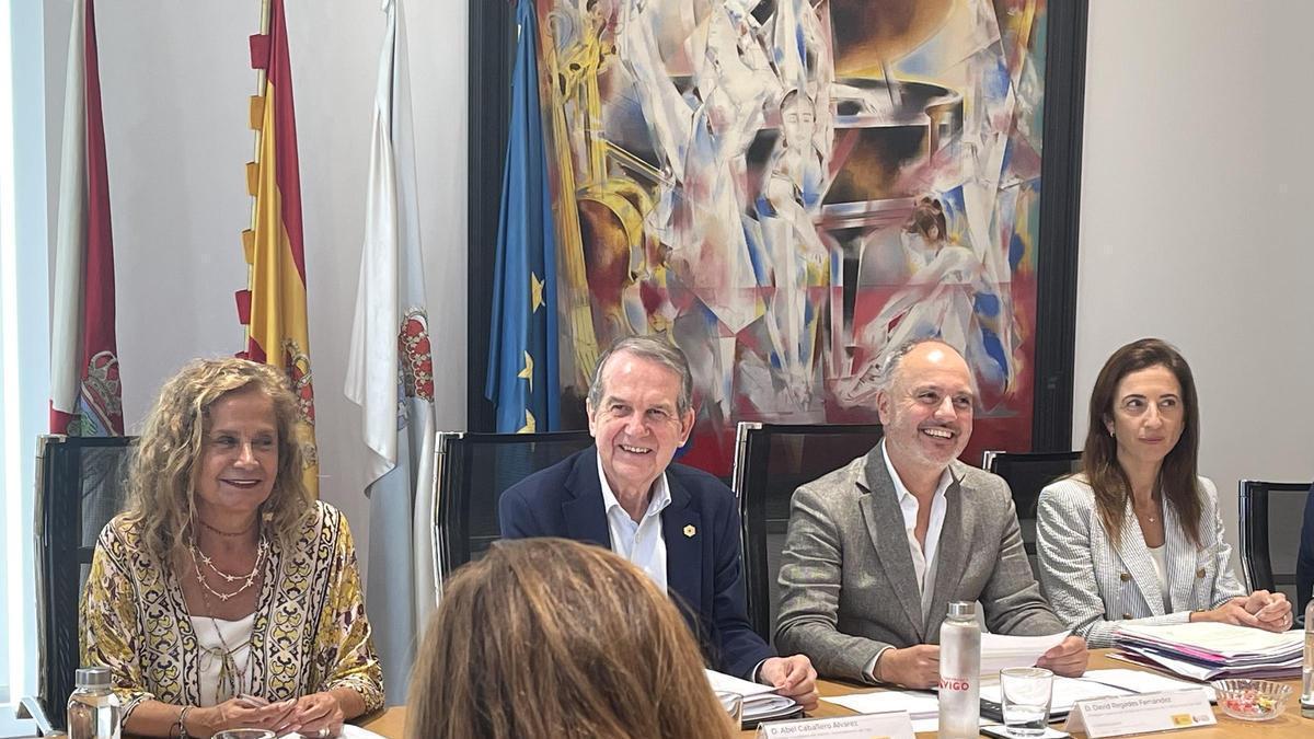 Carmela Silva, Abel Caballero, David Regades e Inés González, durante el pleno de Zona Franca.