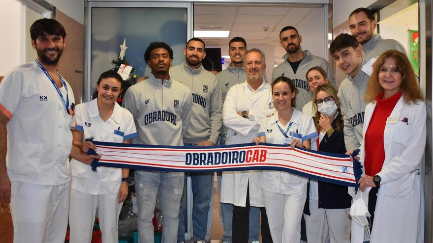 Los jugadores del Monbus Obradoiro en su visita a la Unidad de Diálisis del HM Rosaleda