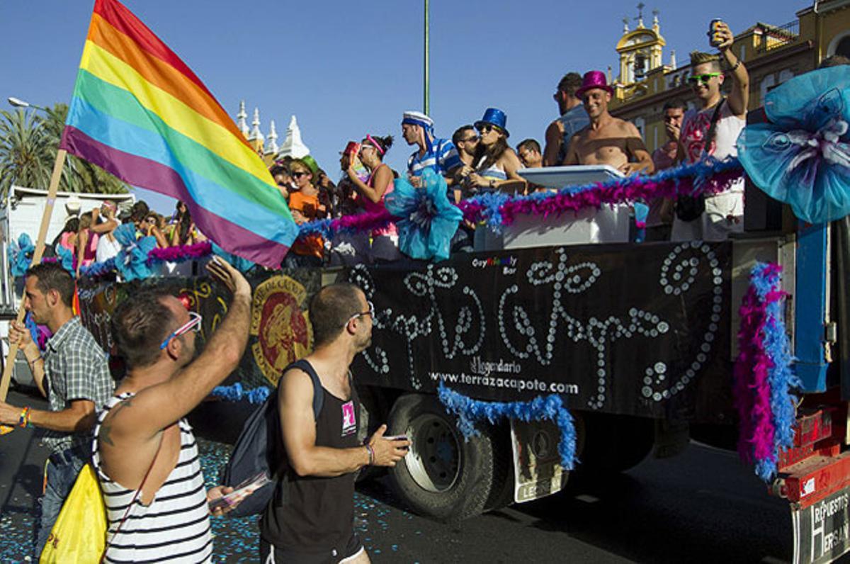 Manifestació de l’Orgull del Sud, convocada per associacions del moviment LGBT, que amb una intensa calor ha recorregut els carrers de Sevilla.
