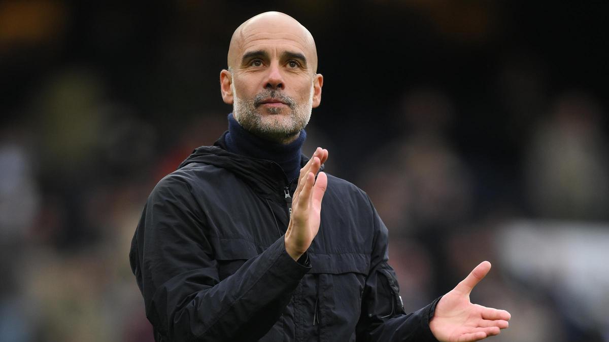 Pep Guardiola agradece a la afición tras finalizar un partido de la Premier League ante el Brentford