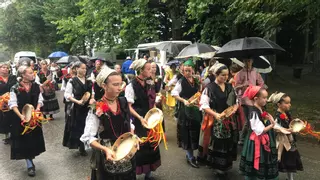 Parres (Llanes) celebra Santa Marina por todo lo alto pese a la lluvia