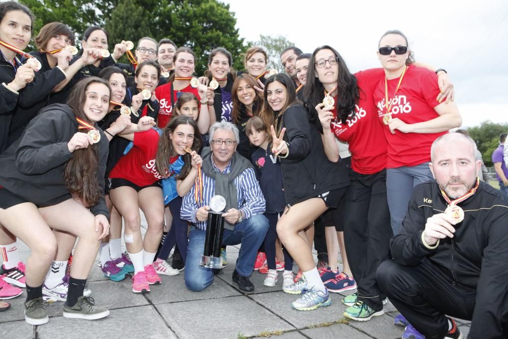 Llegada a Gijón de las jugadoras del Mavi