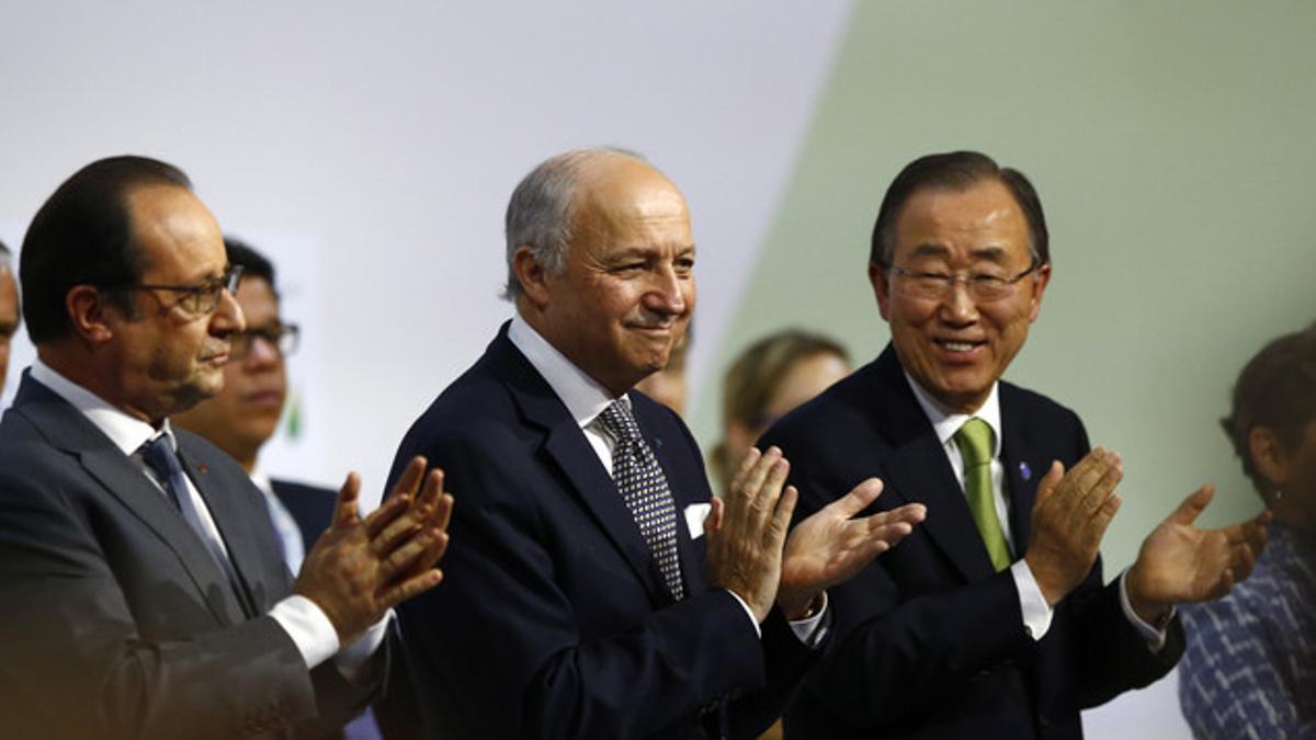 Hollande, Fabius y Ban Ki-moon, en la presentación de la propuesta de acuerdo de la cumbre del clima de París.