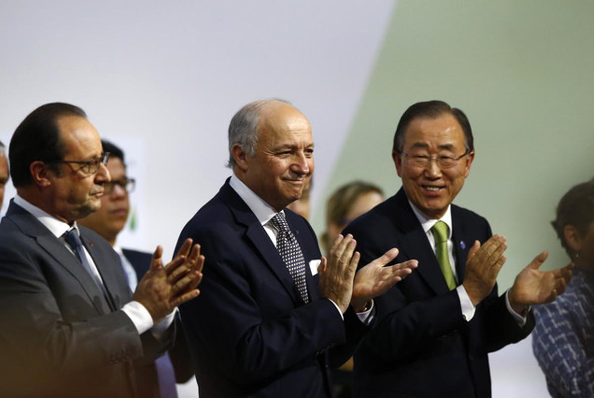 Hollande, Fabius i Ban Ki-moon, en la presentació de la proposta d’acord de la cimera del clima de París.