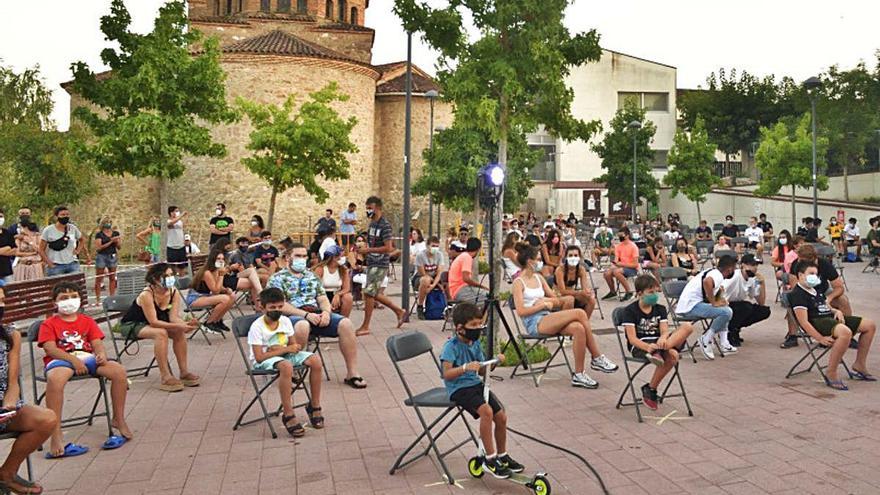 Assistents a un dels actes, asseguts i guardant les distàncies