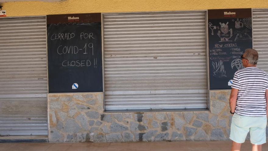 Cafetería de la playa cerrada por la crisis del coronavirus.