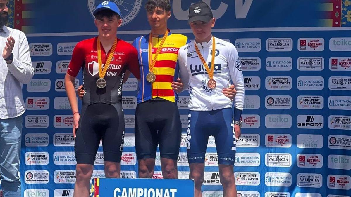 El joven ondense Vicent Sansano (c), del Castillo de Onda Sepelaco, fue el campeón autonómico y Xabi Abdón (i) quedó tercero.