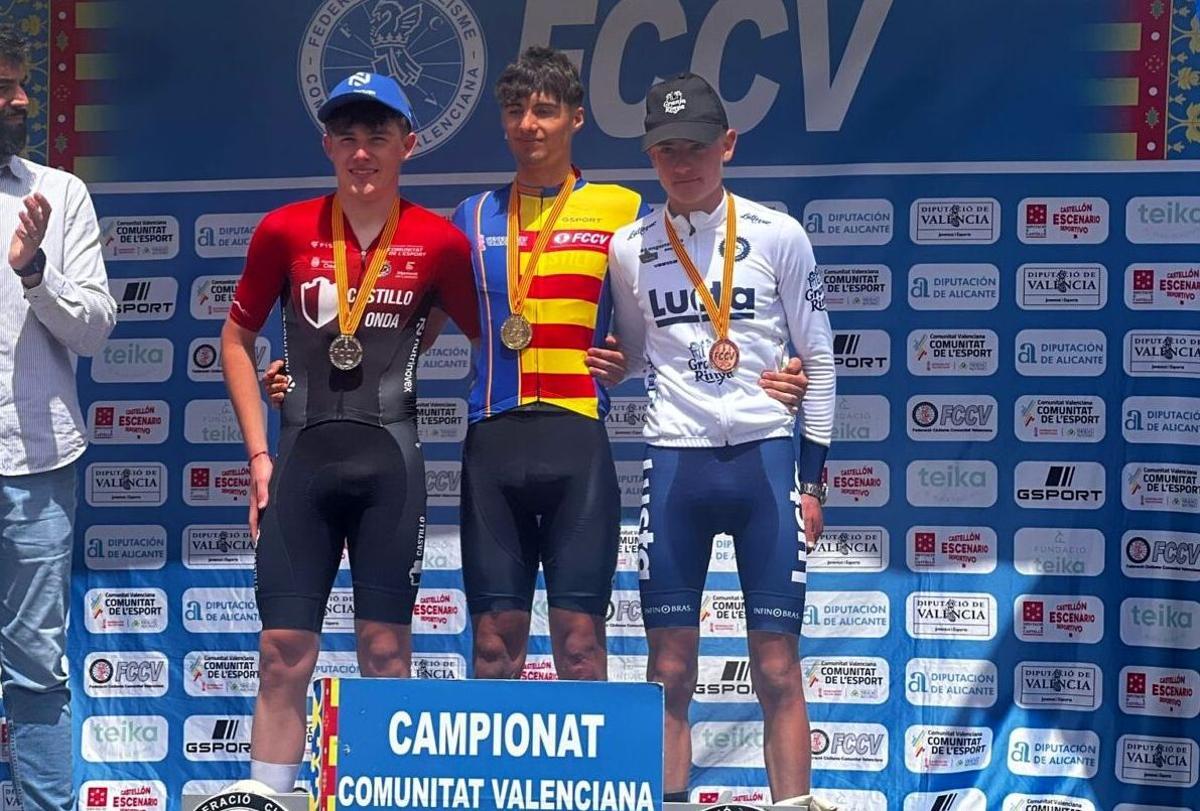El joven ondense Vicent Sansano (c), del Castillo de Onda Sepelaco, fue el campeón autonómico y Xabi Abdón (i) quedó tercero.