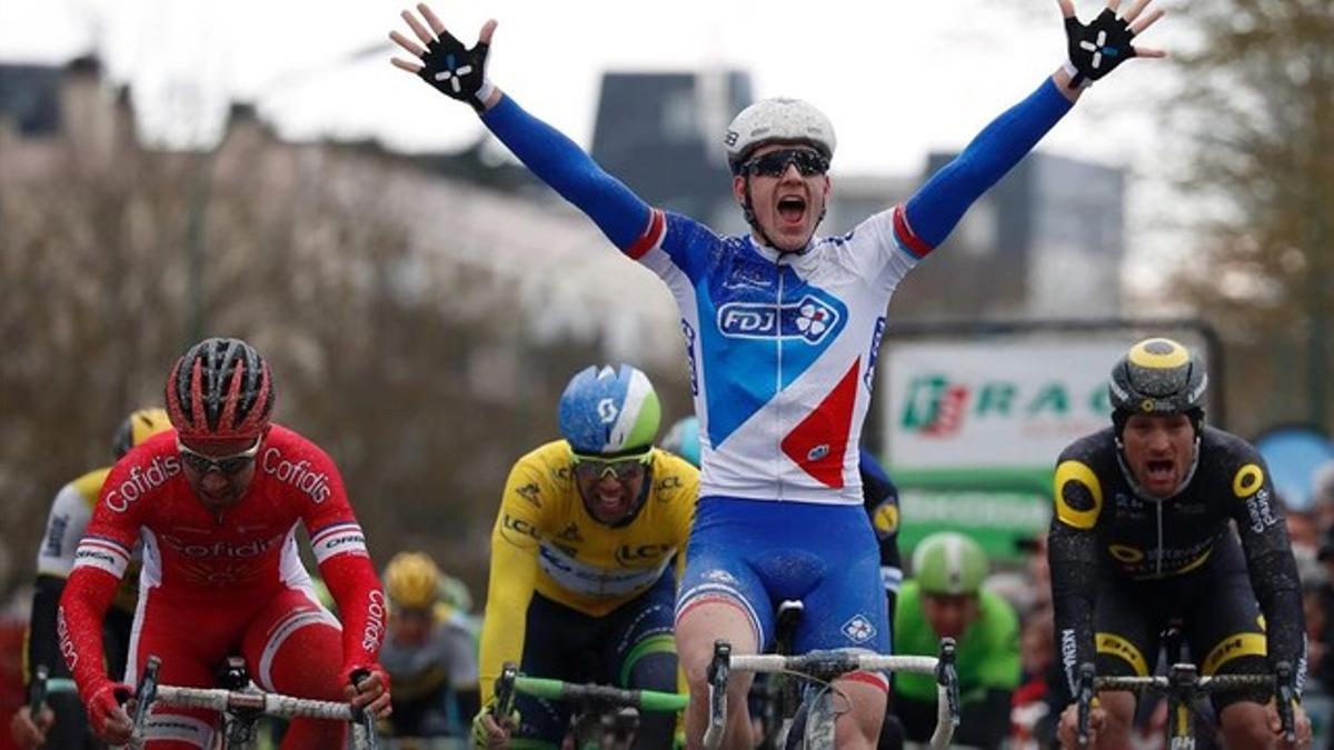 El francés Arnaud Demare celebra la victoria en la etapa del lunes de la París-Niza.