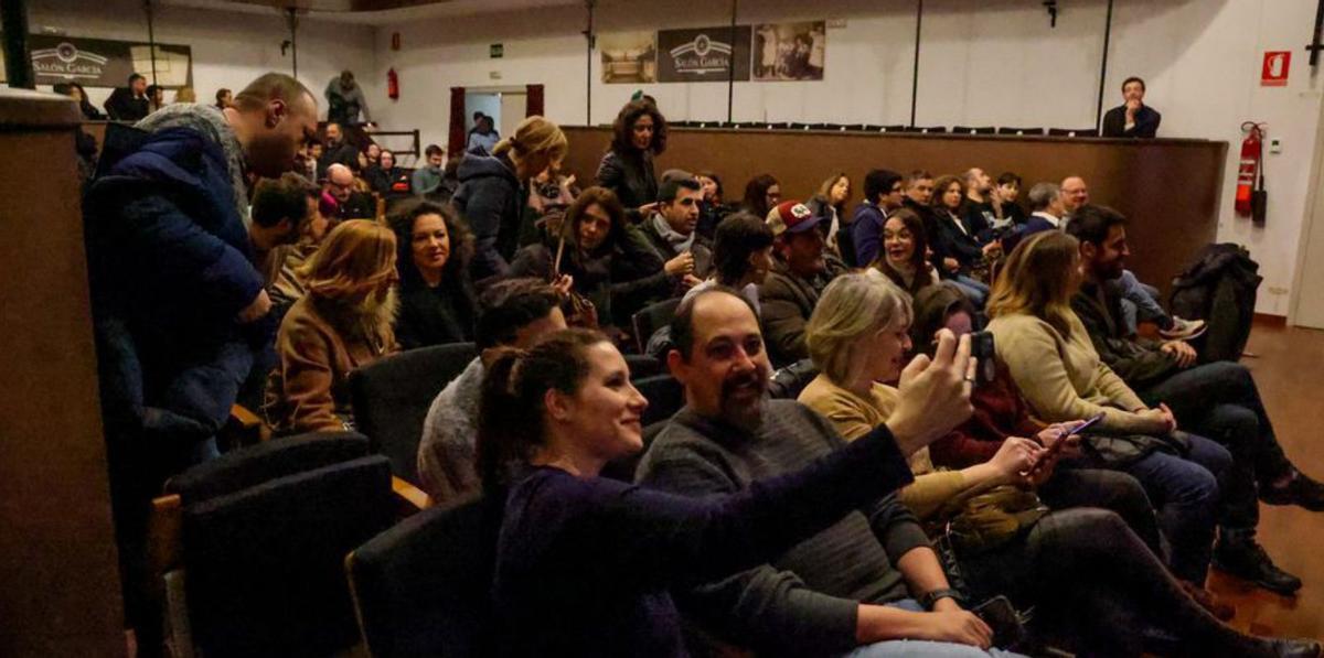 Público en el Salón García. | Iñaki Abella