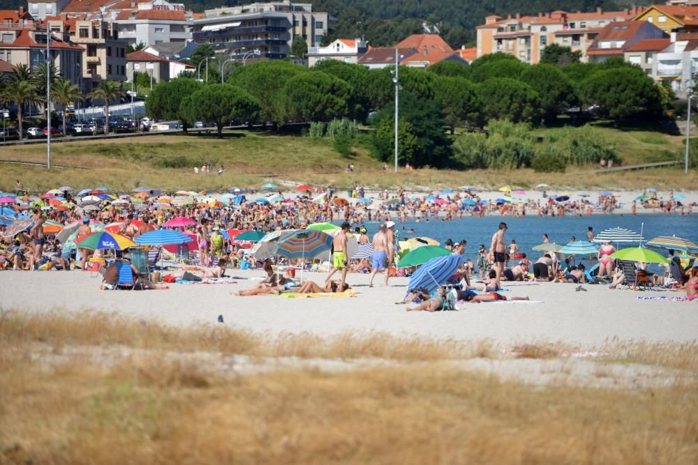 El calor abarrota las playas de Sanxenxo