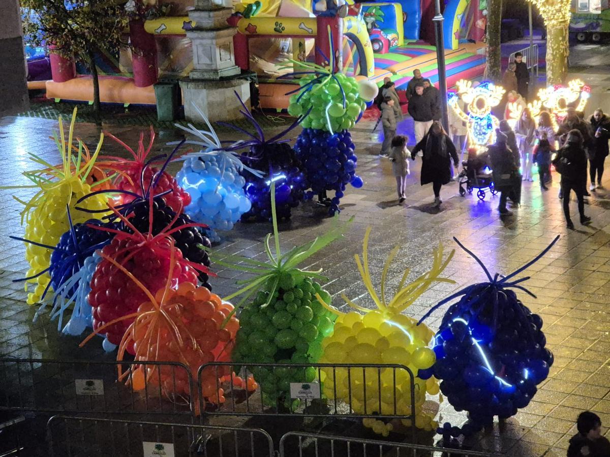 Un espectacular monstruo hecho con globos de colores fue la estrella de la cabalgata de Carballo.