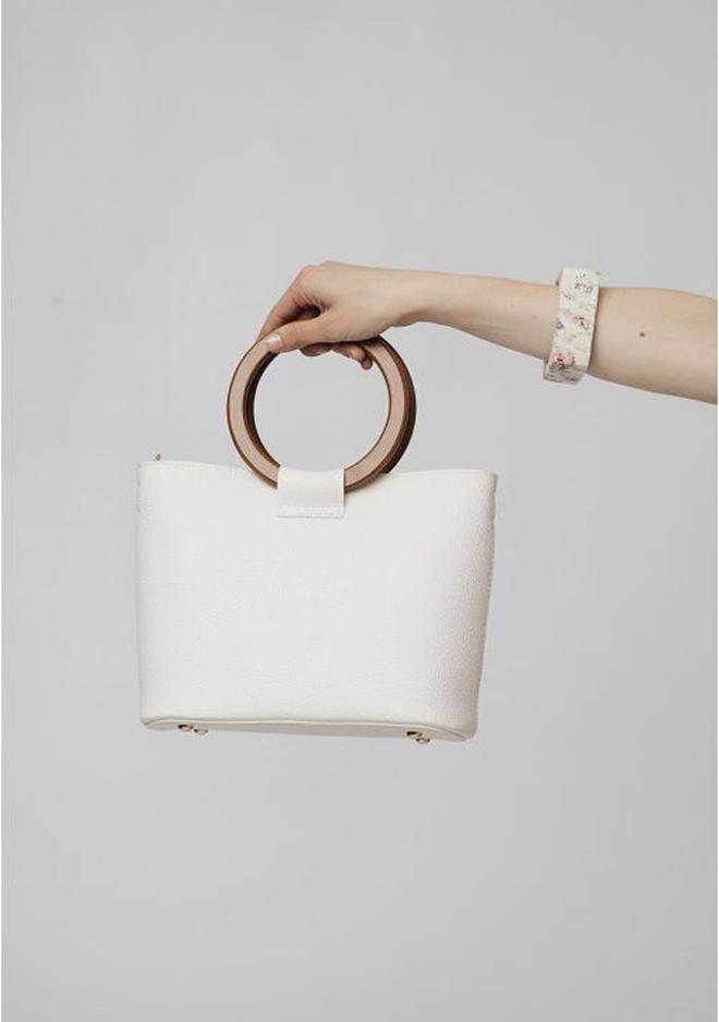 Bolso blanco, con asa de madera, de Compañía Fantástica