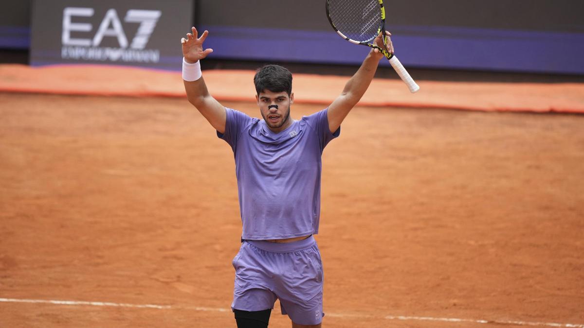 Carlos Alcaraz celebra su victoria ante Khachanov en los octavos de final de Roma