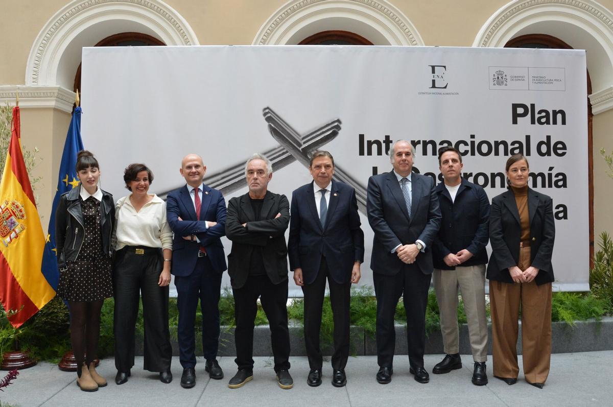 El ministro de Agricultura, Luis Planas (en el centro), durante la presentación del Plan Internacional de la Gastronomía Española, con algunos de los ponentes que han participado en su elaboración.